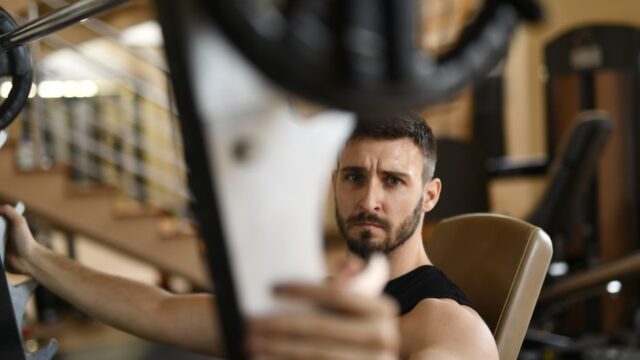 5 Sinais de Overtraining na Musculação que Ignorei